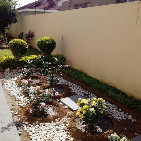 Tap'S Home Away From Home Gaborone Exterior photo