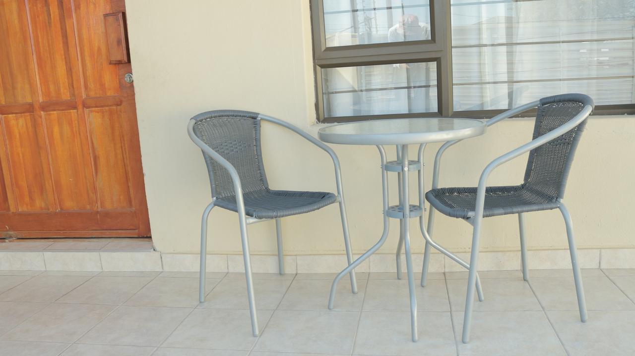 Tap'S Home Away From Home Gaborone Exterior photo