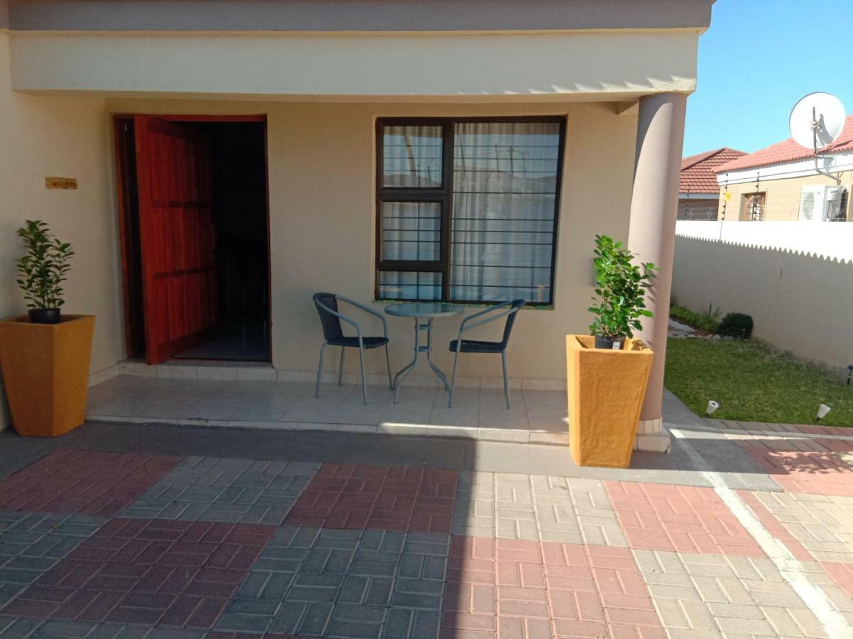 Tap'S Home Away From Home Gaborone Exterior photo